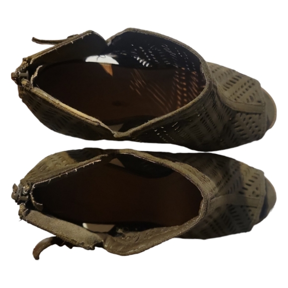 Charlotte Russe 3.5" Chunky Heeled Open Toe Boots  Vegan Leather Perforated Sz 6 - Picture 4 of 9